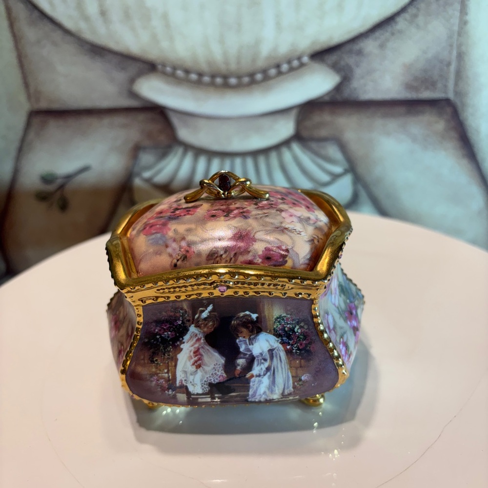 Floral Gold-Trimmed Women's Trinket Box